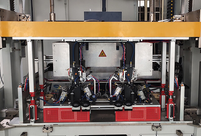 汽車內(nèi)飾自動(dòng)包覆設(shè)備