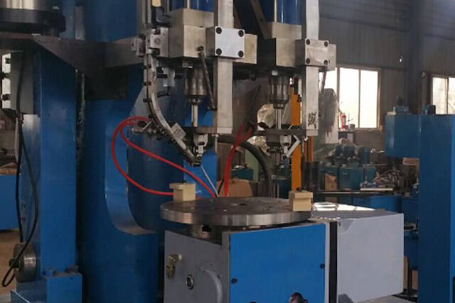 汽車大梁液壓鉚接機