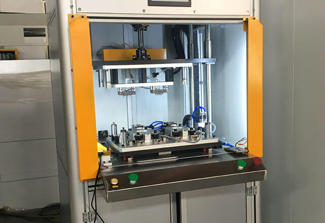 汽車內(nèi)飾件熱熔鉚接機